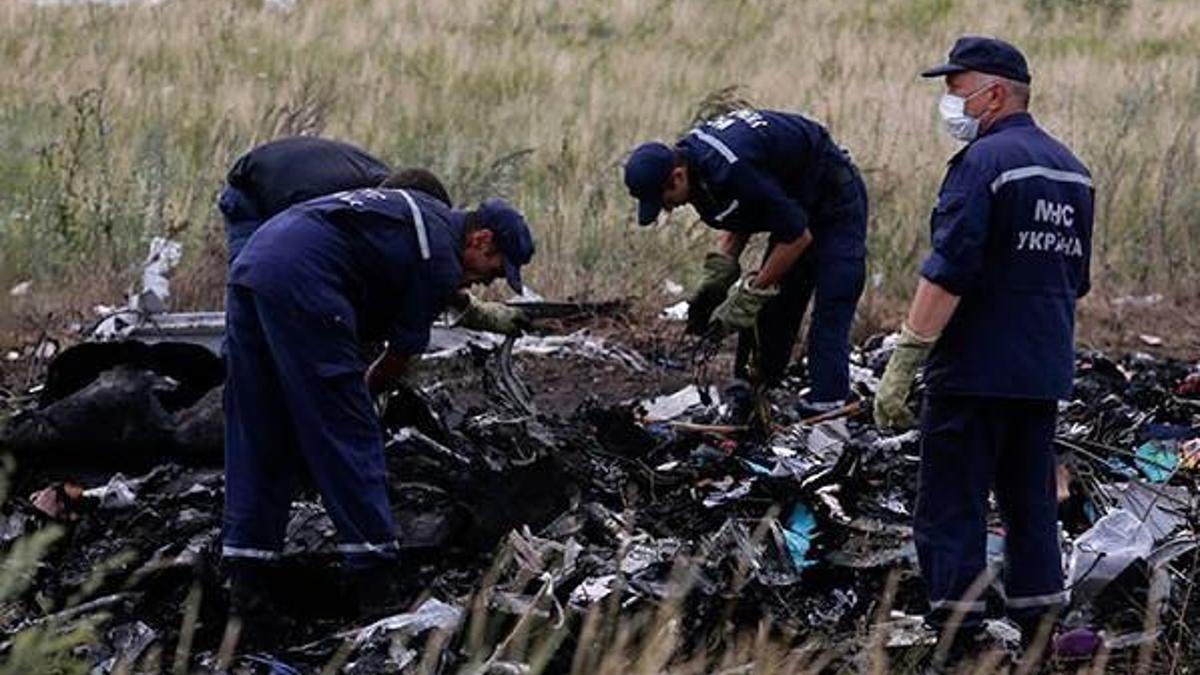 Ukrayna'da düşen uçağın yanında Rus füzesi bulundu