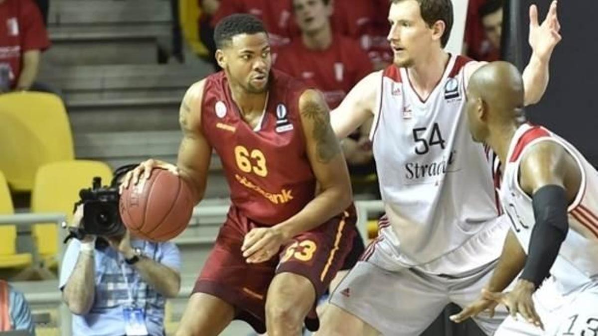 Chuck Davis basketbolu bırakıyor!