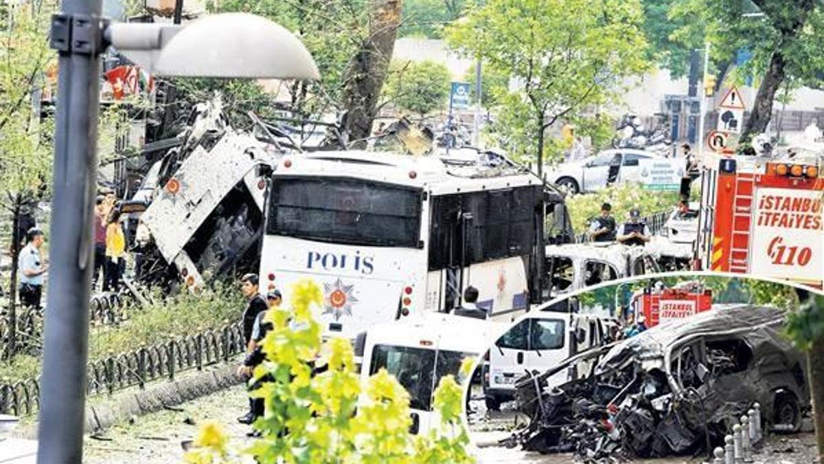 3 ton bomba yüklü aracı uzaktan patlattılar!