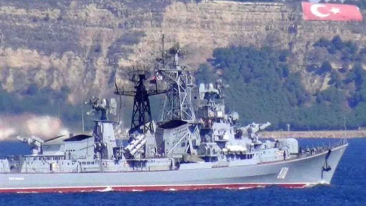 Rus askeri gemisi Boğaz'dan geçti!