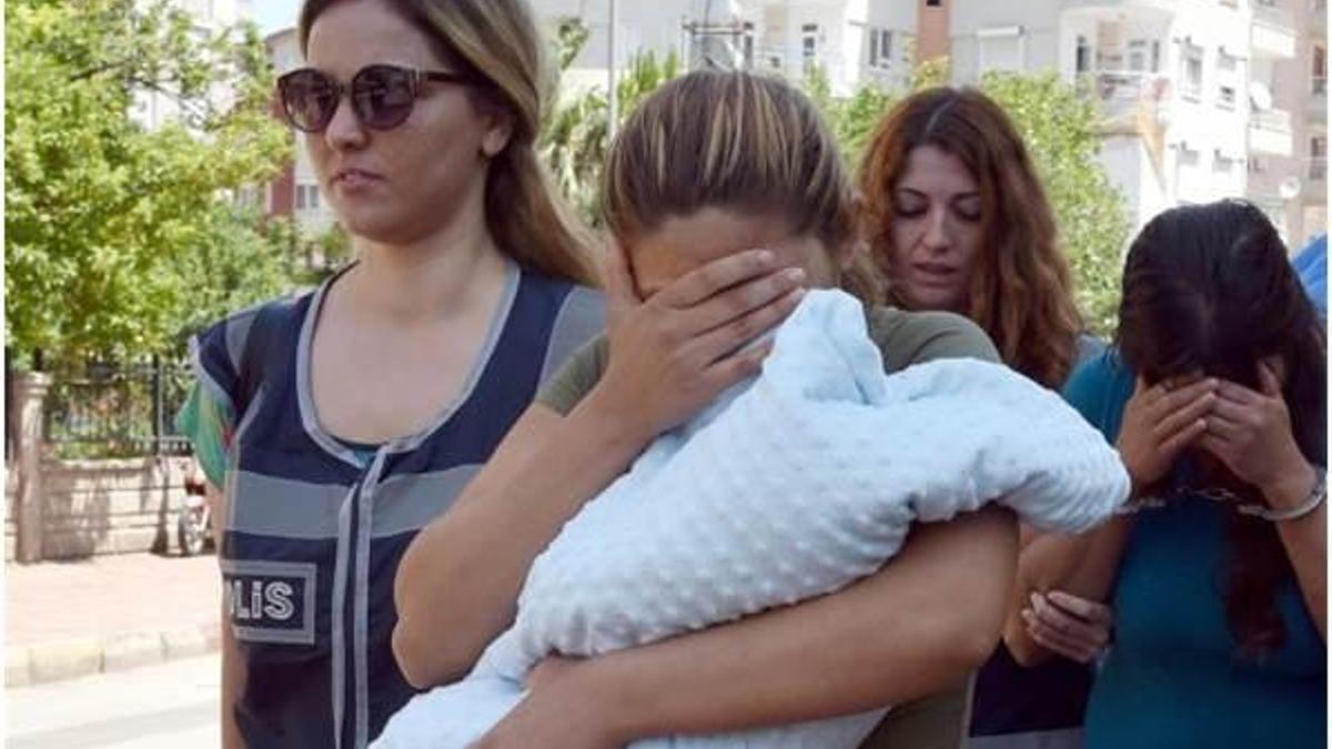 Kucağındaki 1.5 aylık bebekle hırsızlık yapmış