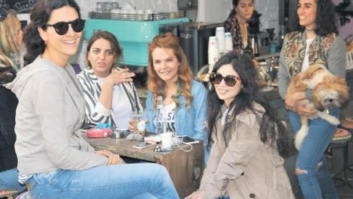 Kızlarla fikir alışverişi