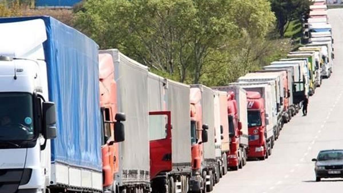 Kapıkule'de 8 kilometrelik TIR kuyruğu!