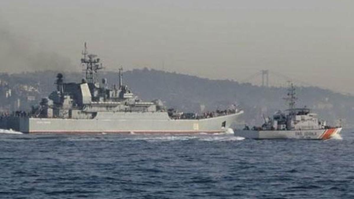 Rus savaş gemisi İstanbul Boğazı'ndan geçti