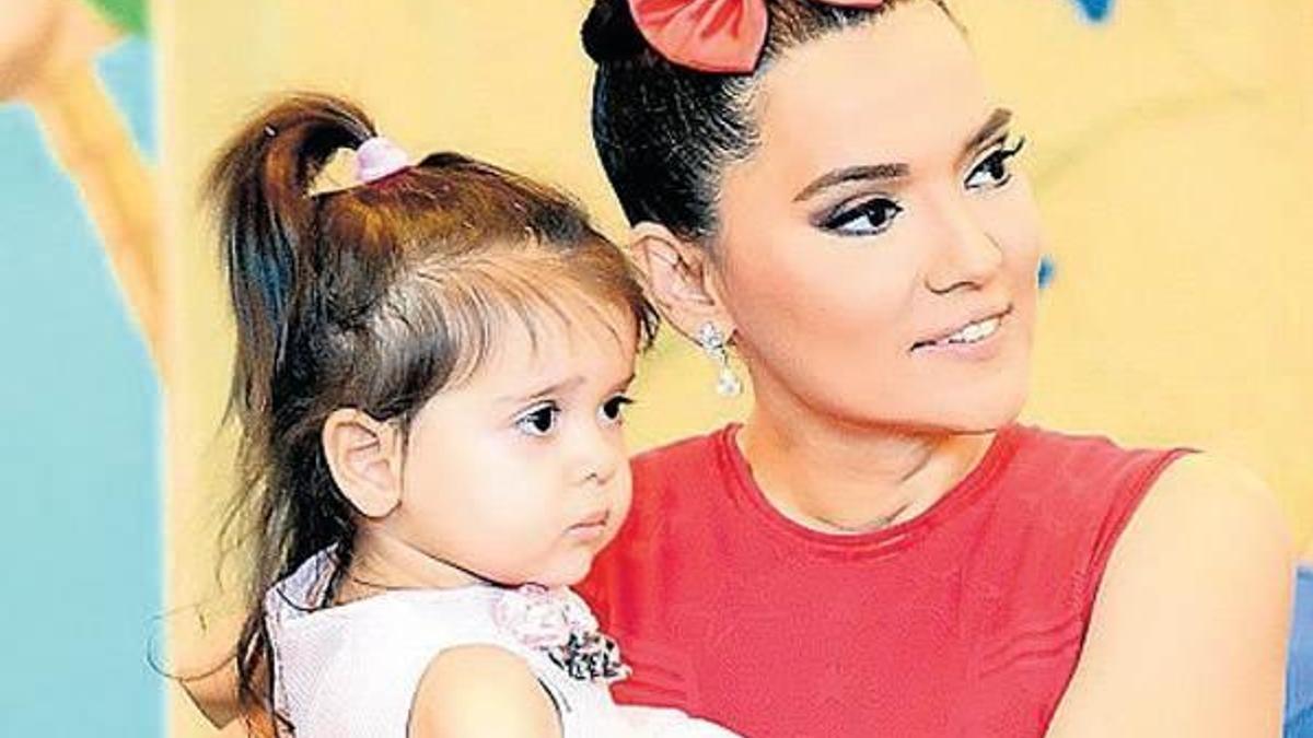 Kızının kıyafetlerini bağışladı
