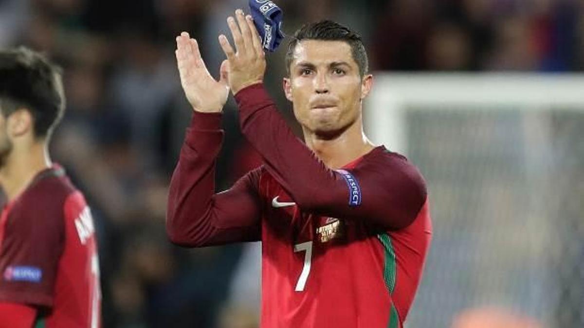 Ronaldo, efsane Figo'yu yakaladı!