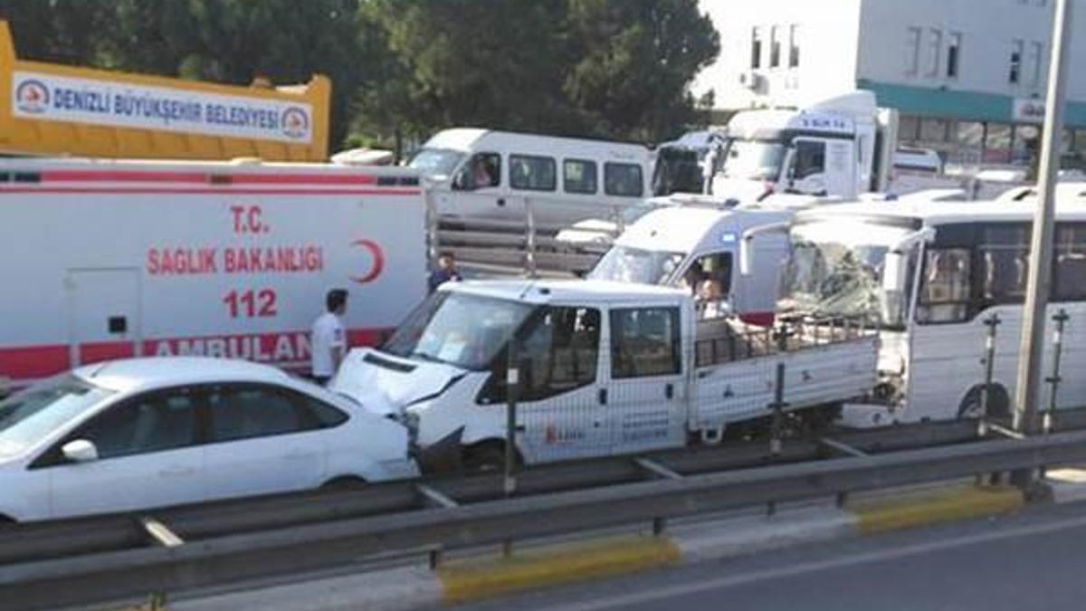 Denizli’de 8 araçlı zincirlime kaza, 14 yaralı