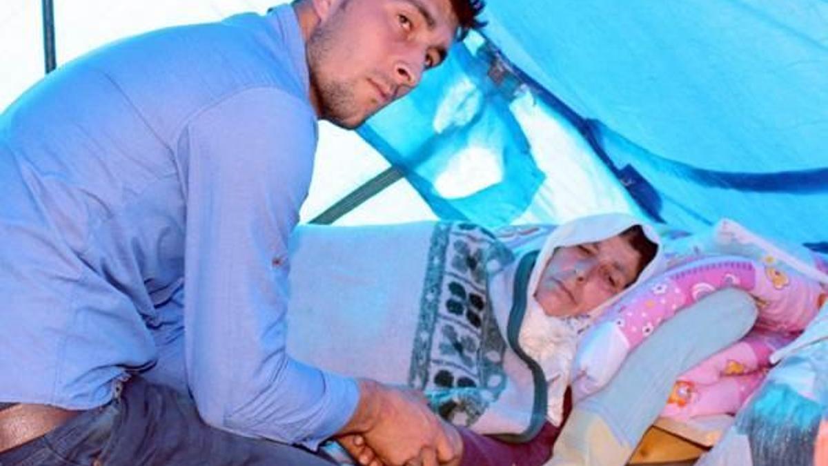 Kanserli annesiyle çadırda yaşıyor