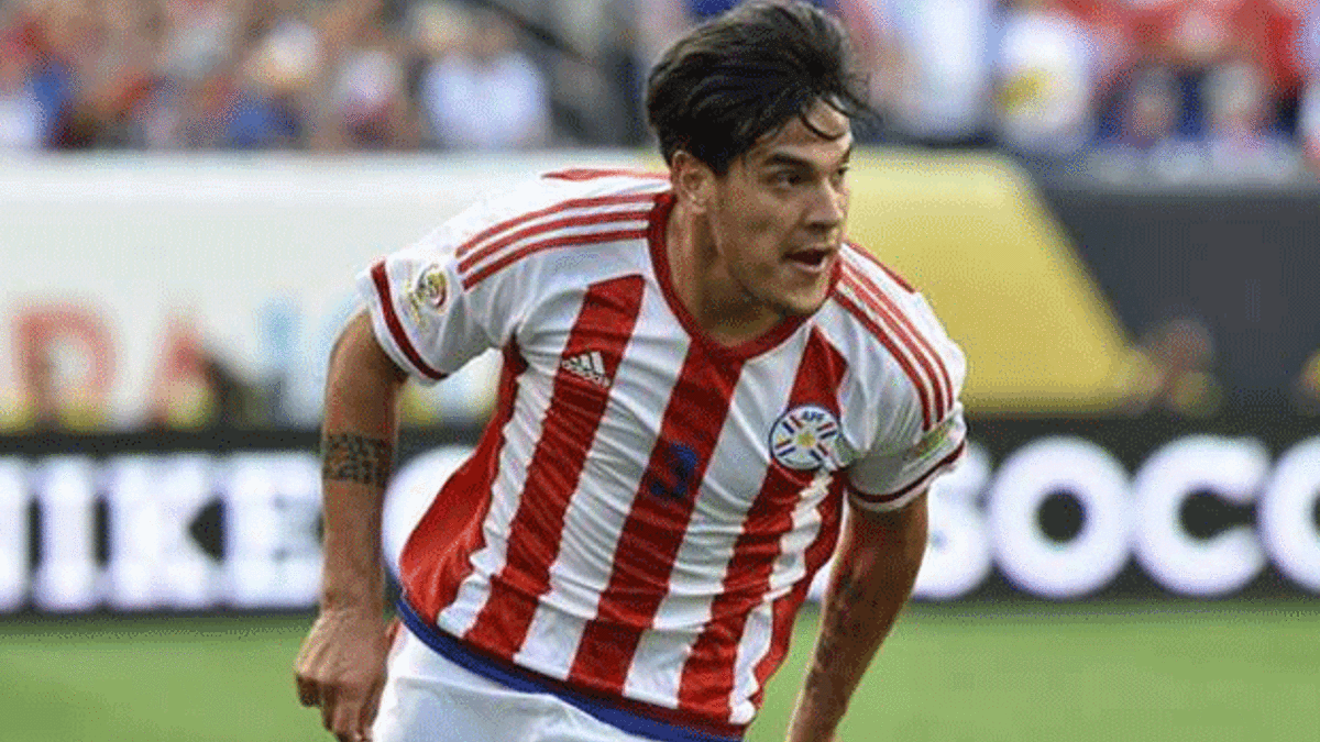 Gustavo el yakıyor