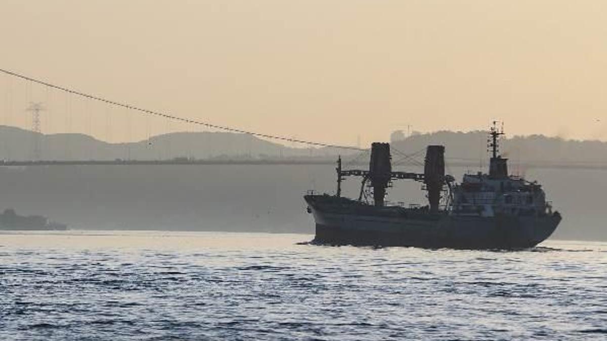 Rus askeri kargo gemisi İstanbul Boğazı'nda