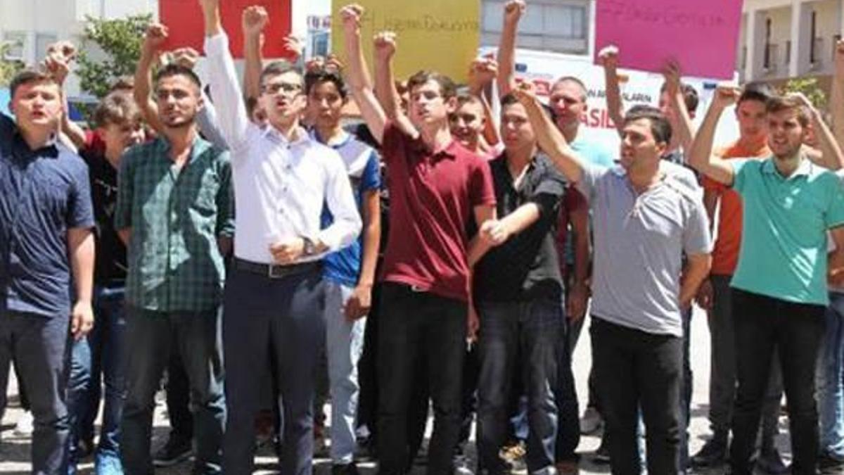 Balıkesir'de liselilerden iki farklı mesaj