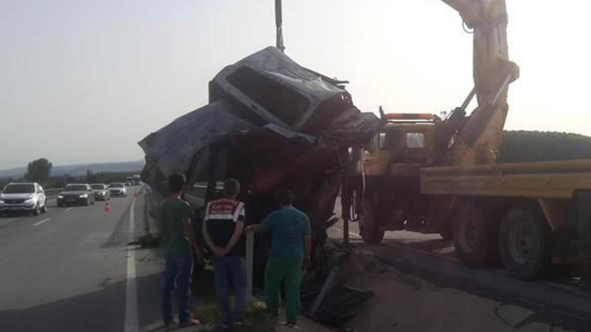 Bursa'da hafif ticari araç devrildi: 2 ölü, 1 yaralı