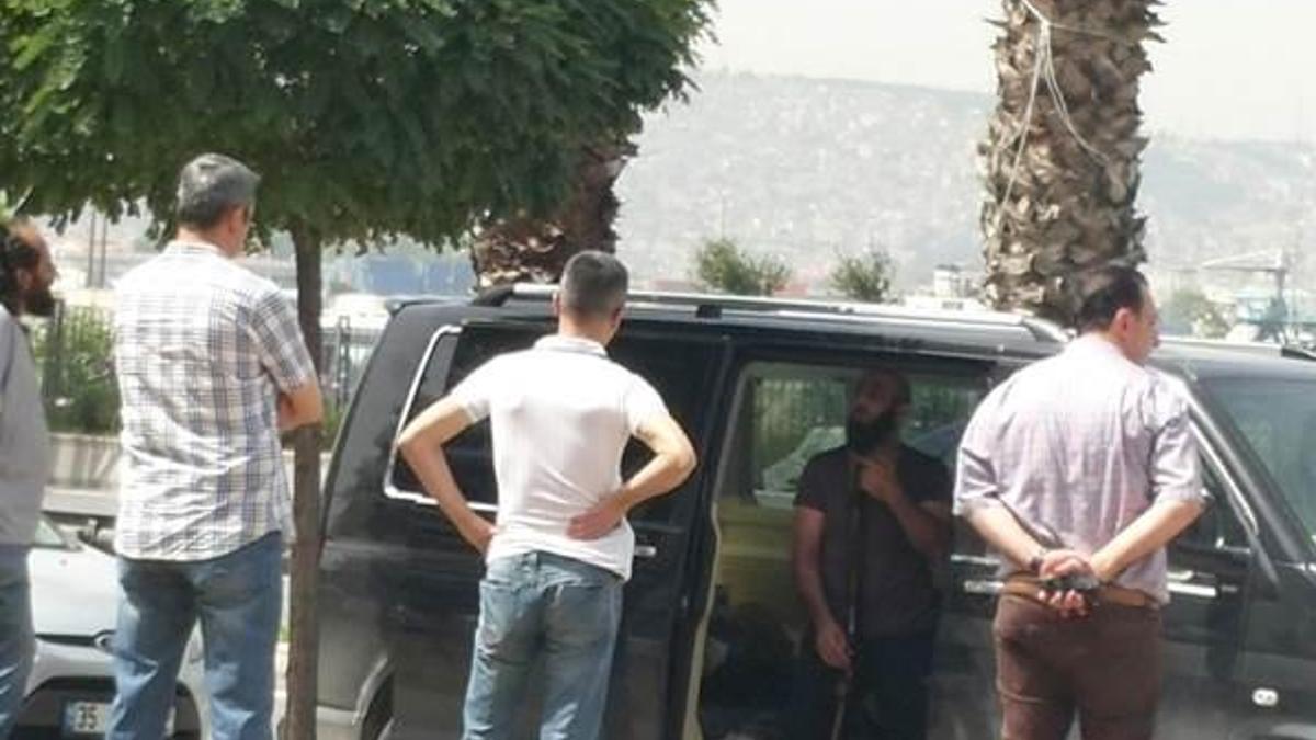 İzmir AK Parti önünde intihar girişimi