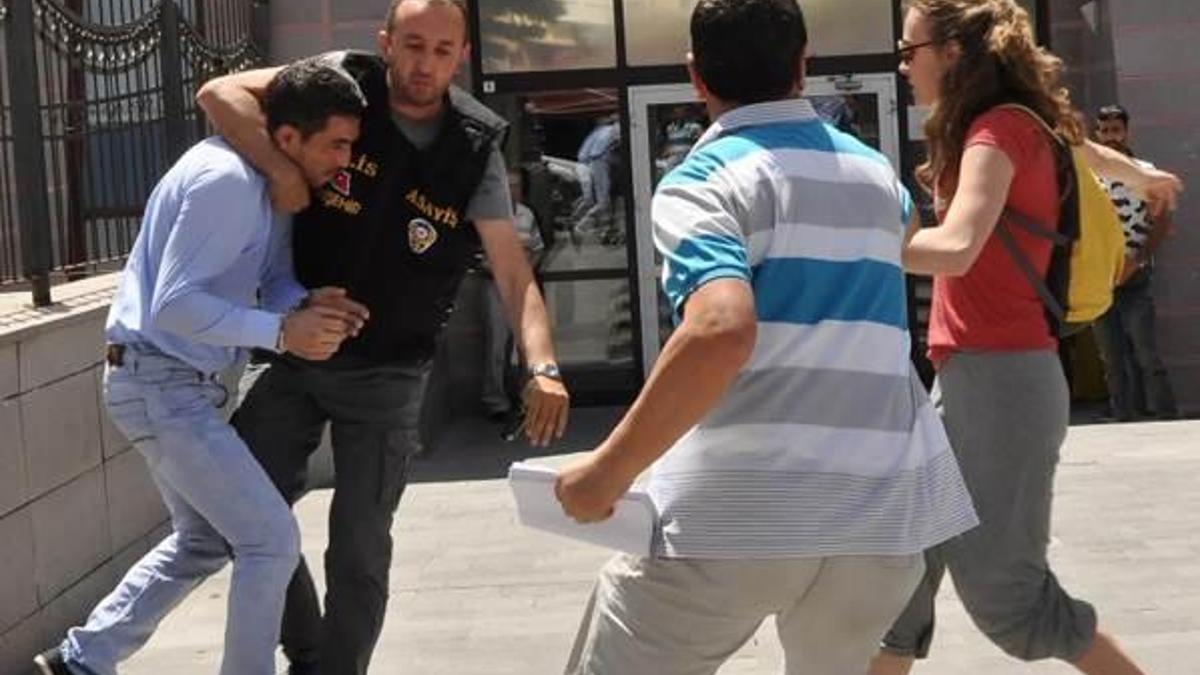 Ablasını bıçaklayan adama adliye önünde saldırdı