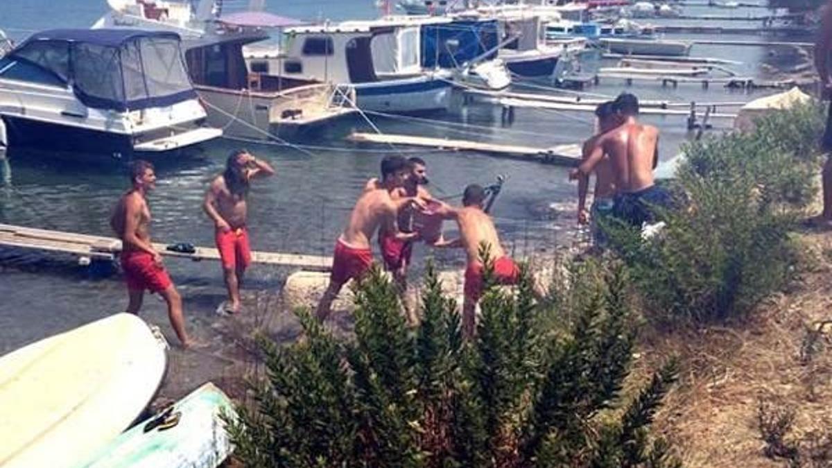 İnsan zinciri oluşturup yangını söndürdüler