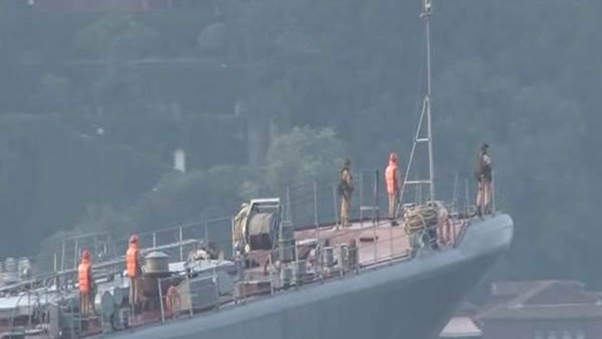 Rus savaş gemisi İstanbul Boğazı’ndan geçti