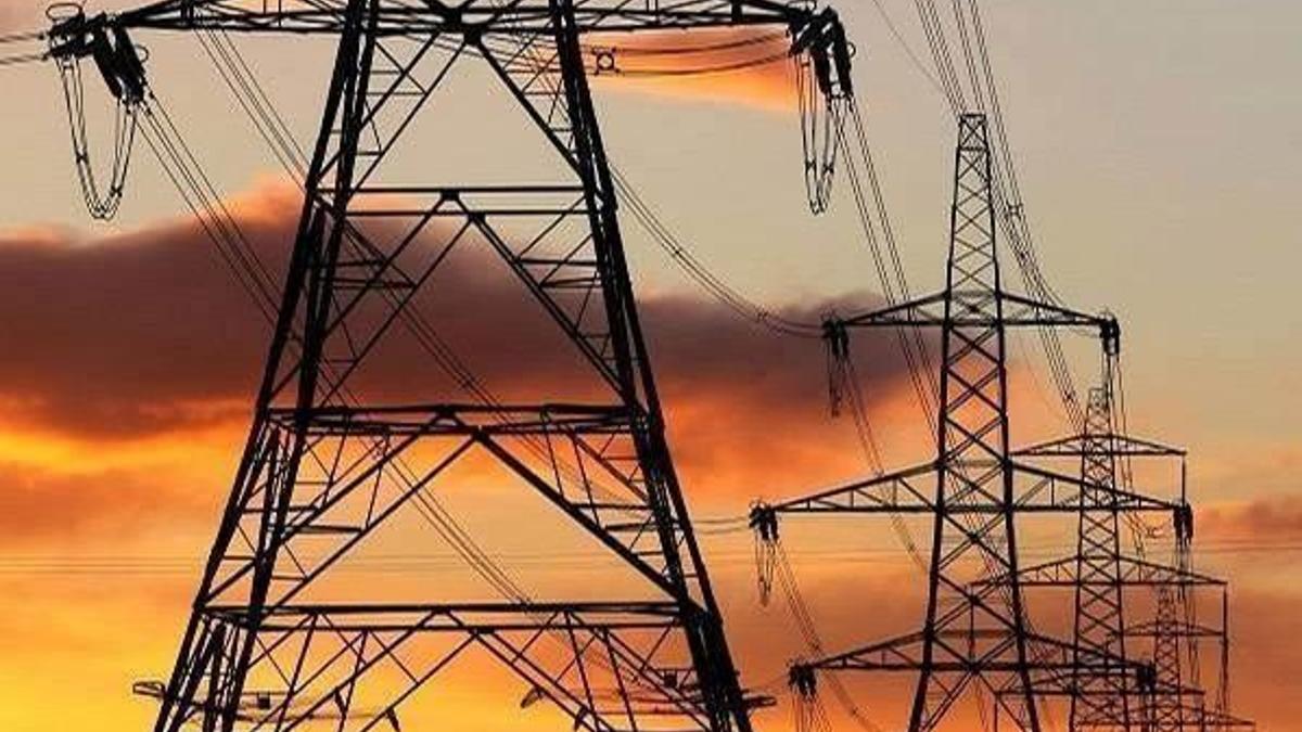 Elektrik trafosu bomba gibi patladı!
