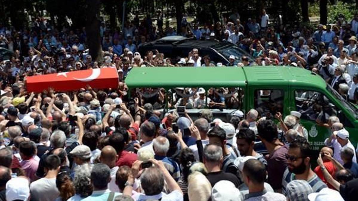 Yaşar Nuri Öztürk son yolculuğuna uğurlandı! Cenazede kriz