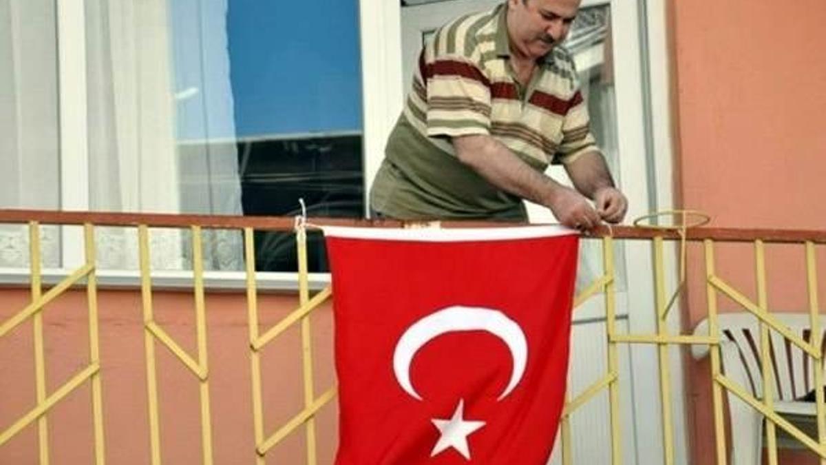 Ve balkondaki 'bayrak asan dayı' konuştu