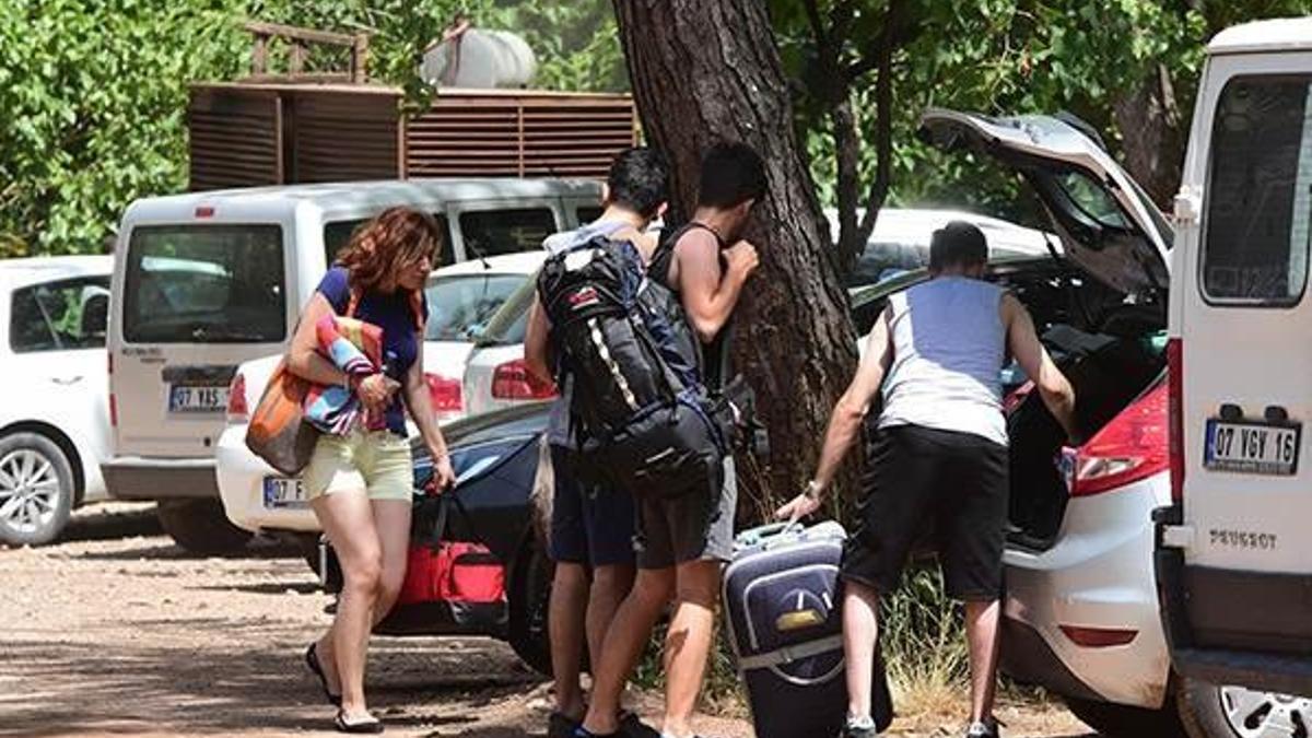 Tatilciler alevlerin tehdit ettiği Adrasan ve Olimpos'u terk ediyor