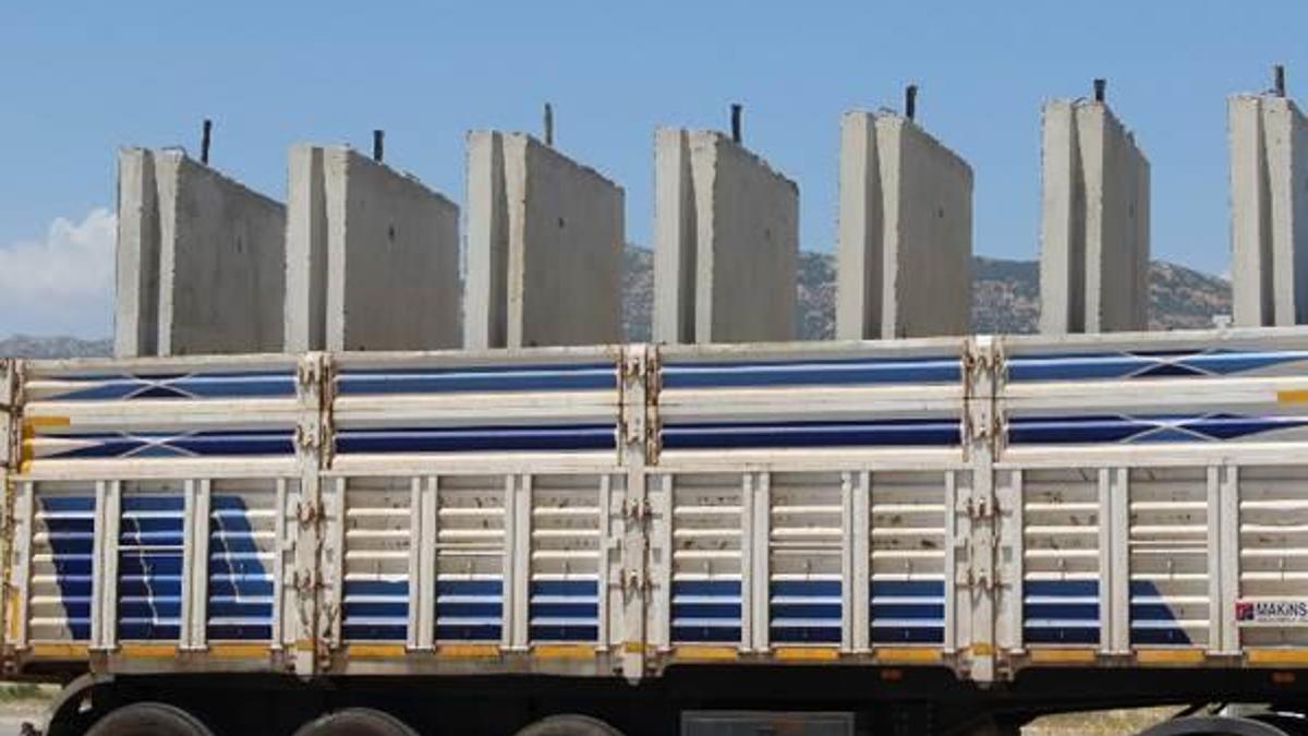Operasyon bölgelerine beton bariyerler gönderiliyor