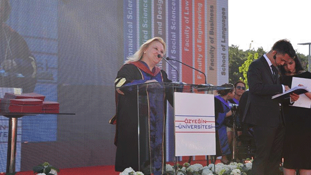 Özyeğin Üniversitesi’ndeki mezuniyete Muhtar Kent katıldı