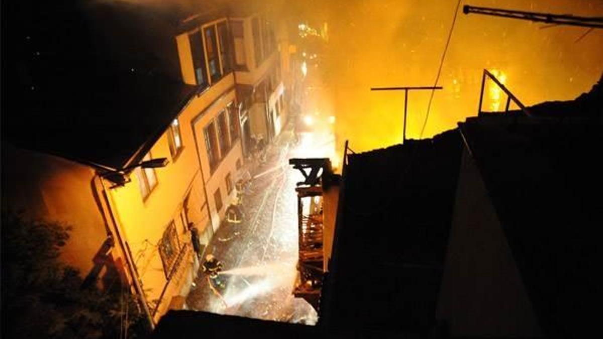 Bursa’da iki metruk bina yandı