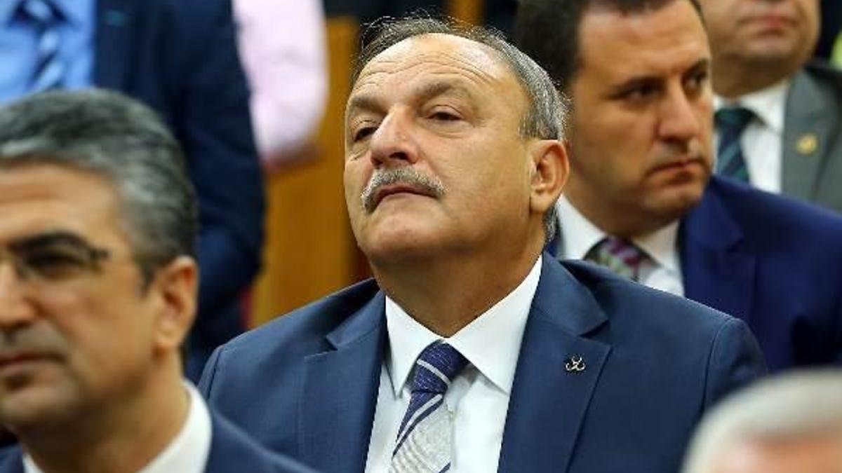 MHP grubunda Oktay Vural arka sıralarda oturdu