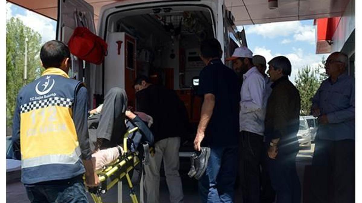 Minibüs yan yattı: 9 yaralı