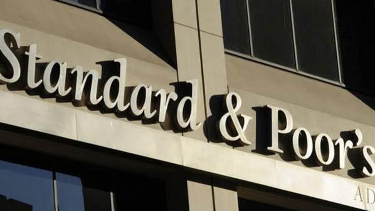 Standard & Poor's AB'nin kredi notunu indirdi