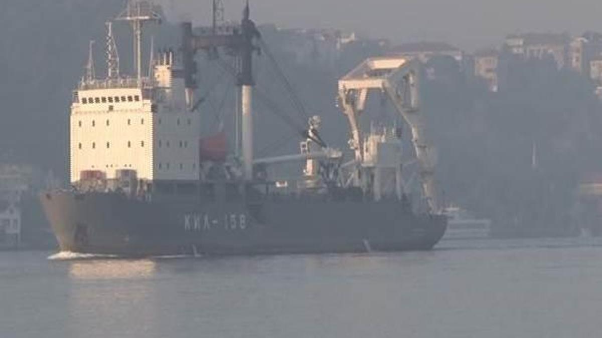 Rus savaş gemisi Boğaz'dan geçti!
