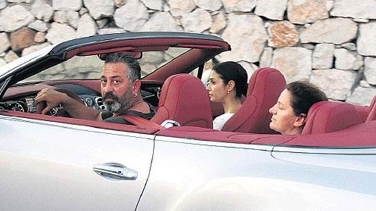 Eski eşini lüks arabasıyla Bodrum'da gezdirdi