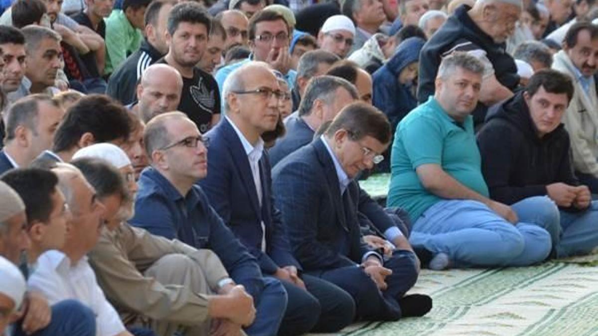 Davutoğlu ve Bakan Elvan, bayram namazını Konya'da kıldı