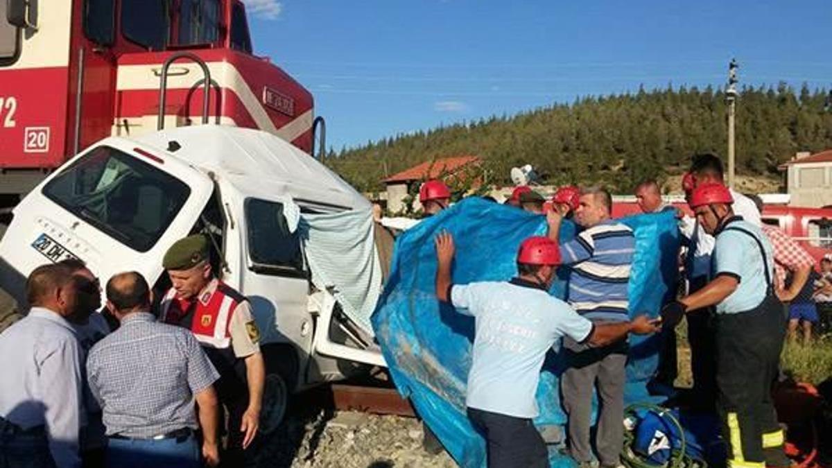 Denizli’de hemzemin geçitte kaza: 4 ölü