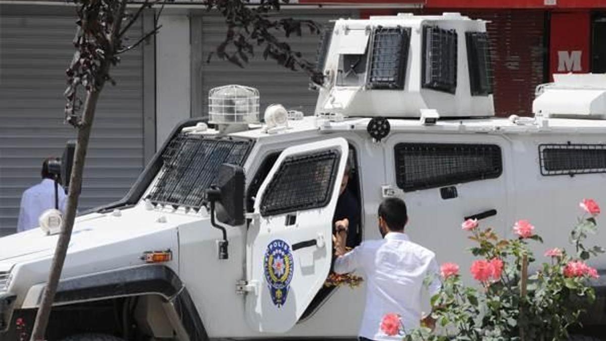 HDP'lilerden polise şeker ve kolonya