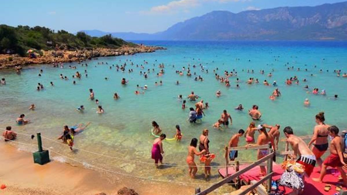 Teknelerle akın akın Ada'ya gittiler