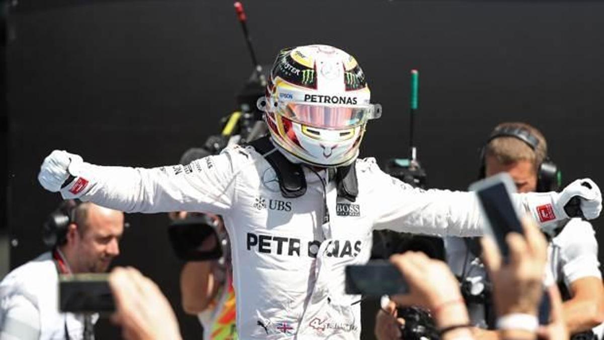 Britanya'da gülen Hamilton