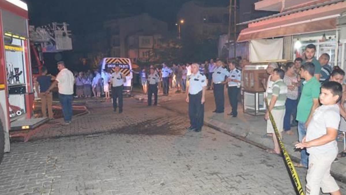 Yangında mahsur kalan genç çifti komşuları kurtardı