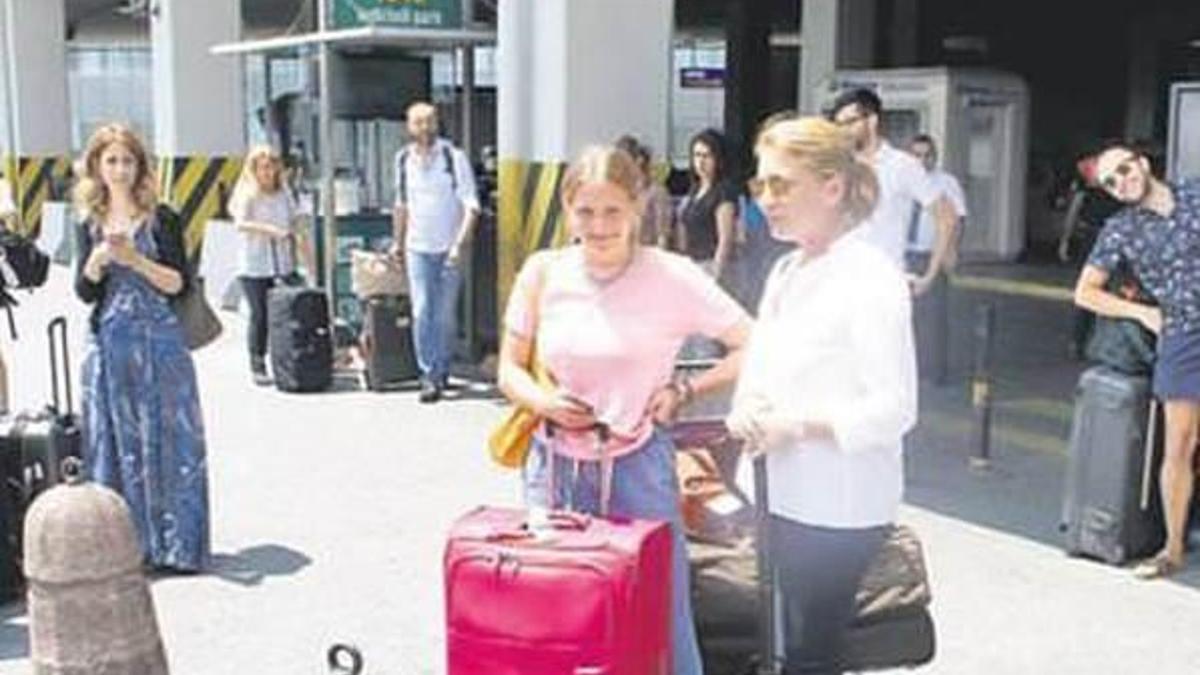 Caroline Koç kendi valizlerini taşıdı!
