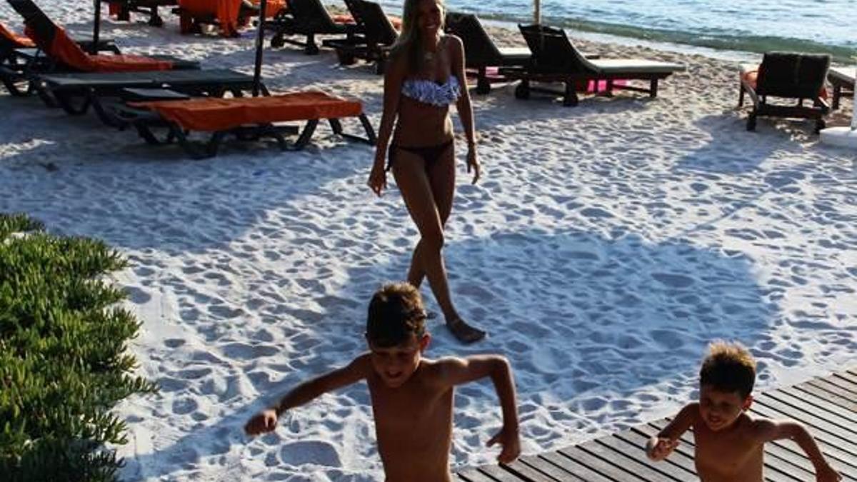 Çağla Şıkel çocuklarıyla Bodrum’da tatil yapıyor