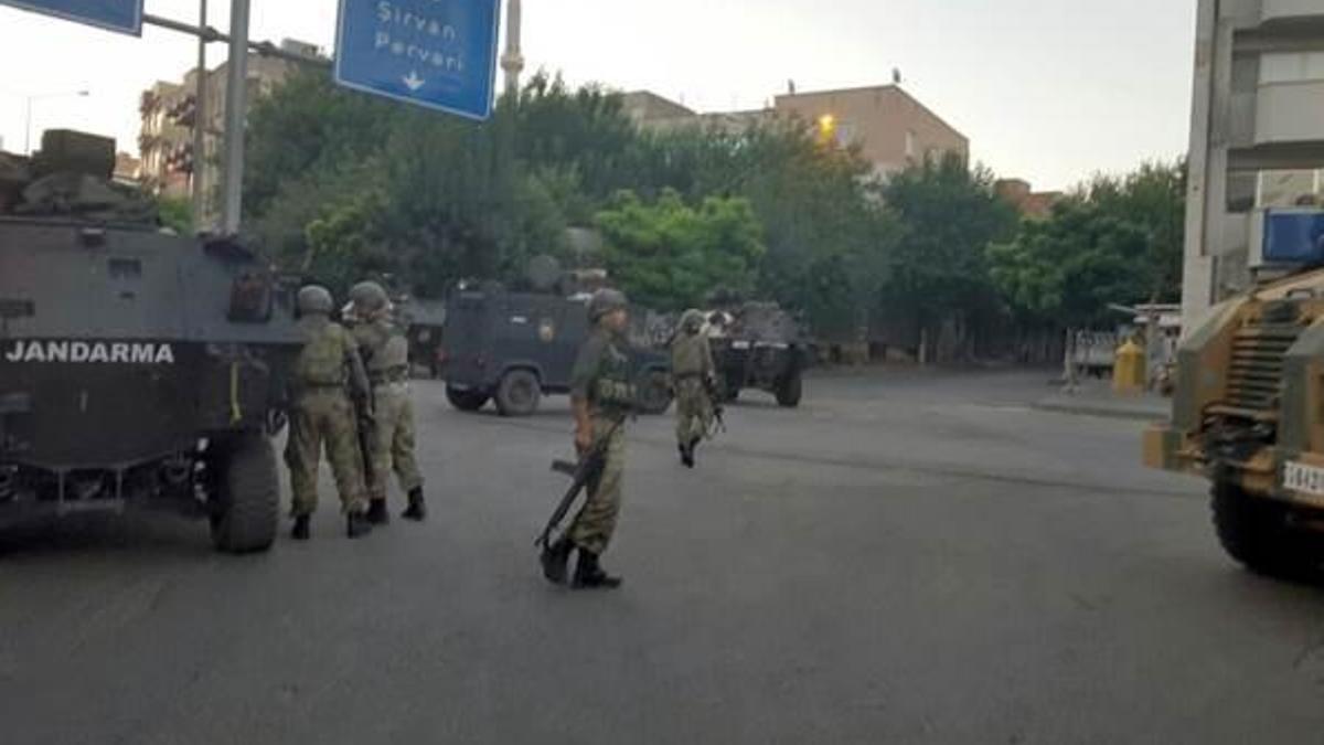 Siirt'te askeri kışla ve polis karakoluna roketli saldırı