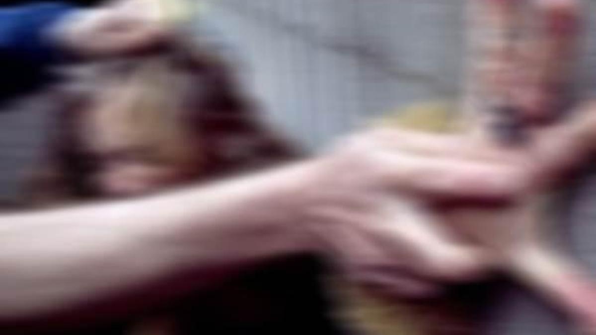 Yakını olan 17 yaşındaki kızı taciz etti