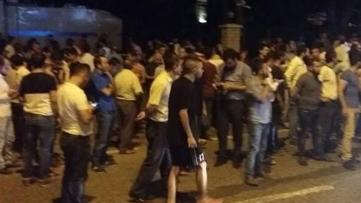 Halk darbeye karşı sokağa çıkıyor