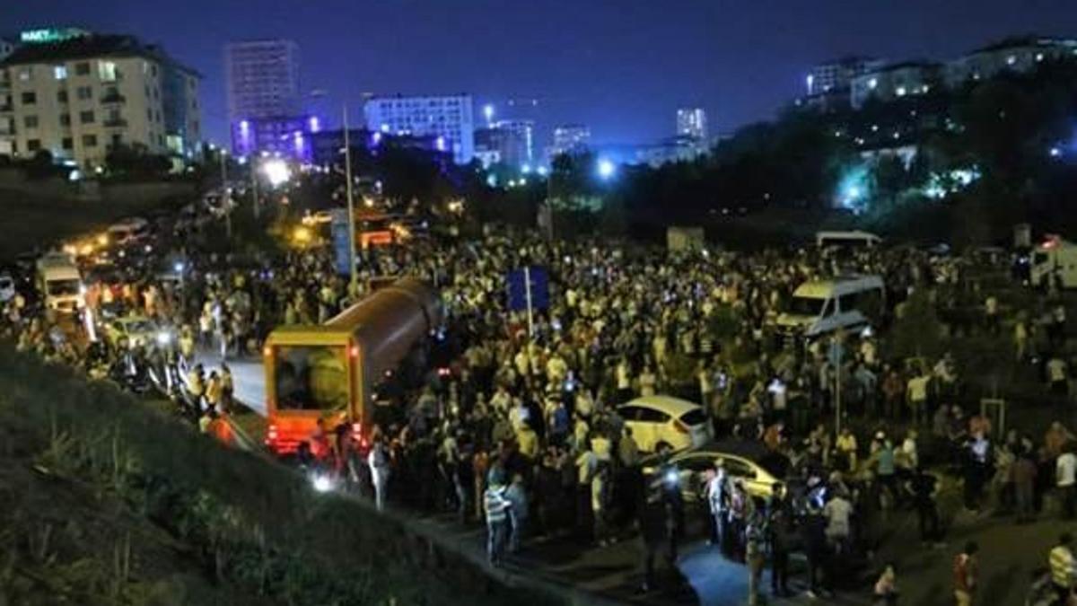 Başbakan Binali Yıldırım’ın evinin önünde binlerce kişi toplandı