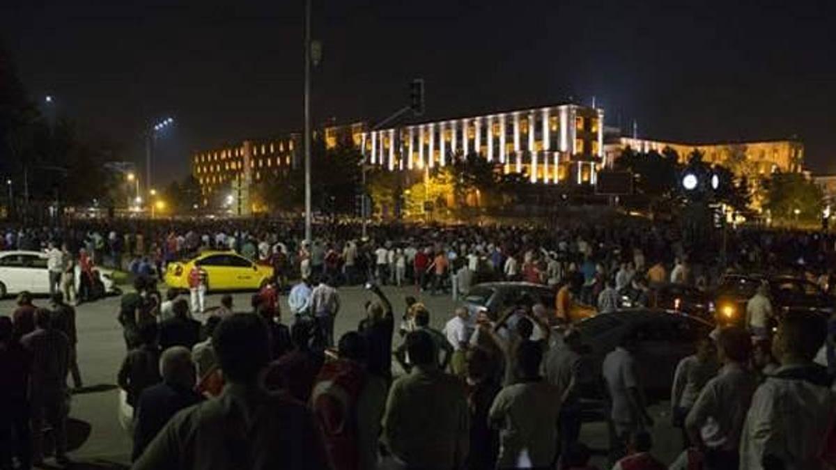 Genelkurmay ve TBMM çevresinde darbeciler halka ateş açtı