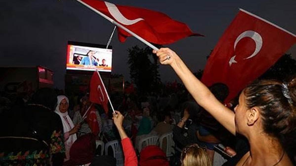 Halk toplanıyor, meydanlar doluyor