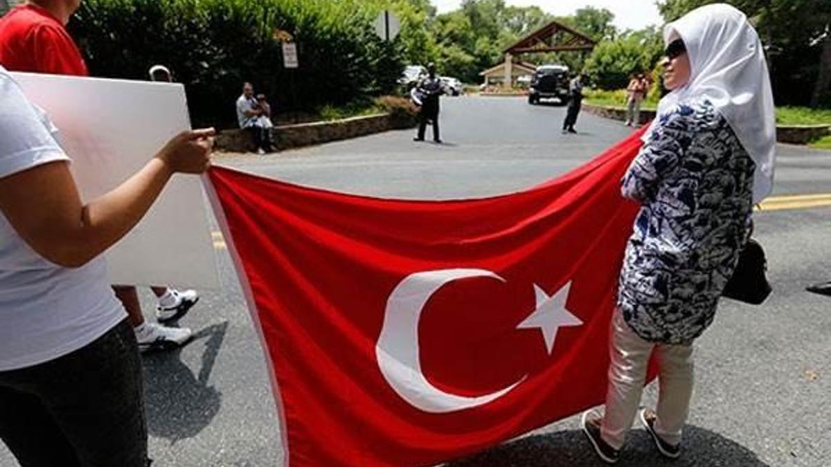 FETÖ liderinin çiftliğinin önünde Türklerden ‘darbe’ protestosu