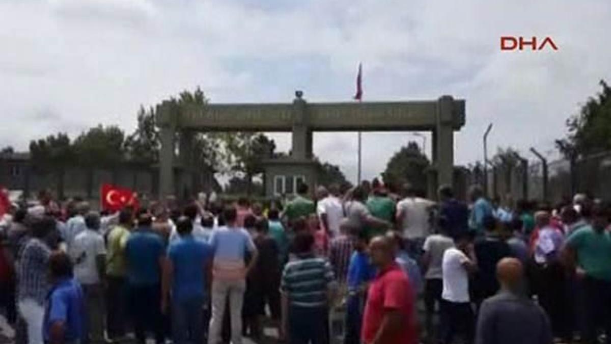 Habibler'de kışla önünde hareketlilik