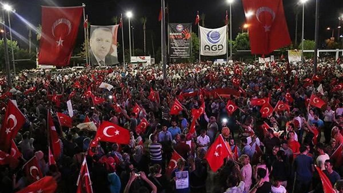 Türkiye'de demokrasi nöbeti sürüyor