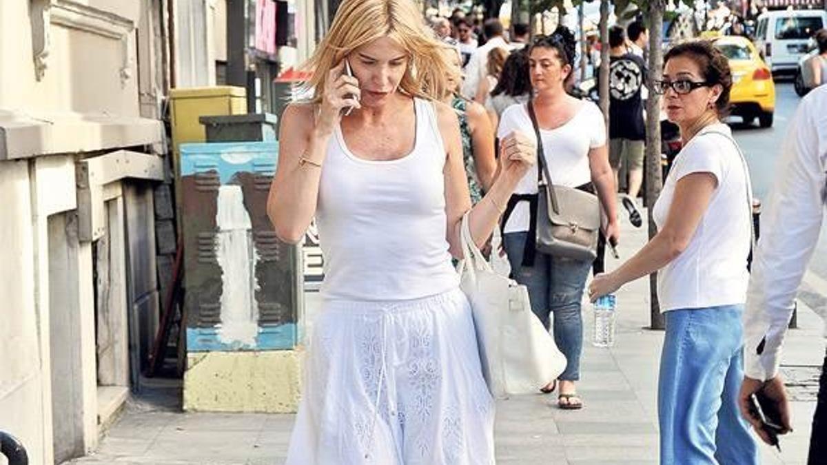 Beyazlar içinde